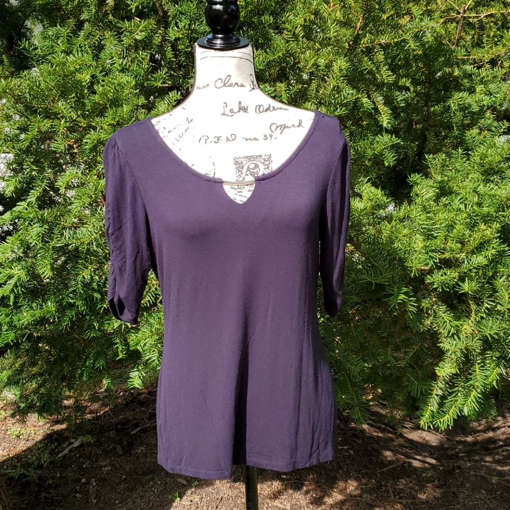 CARMEN MARC VALVO ▪︎ Women's Navy Blue Knit Top w/ Silver Bar & Keyhole, EUC